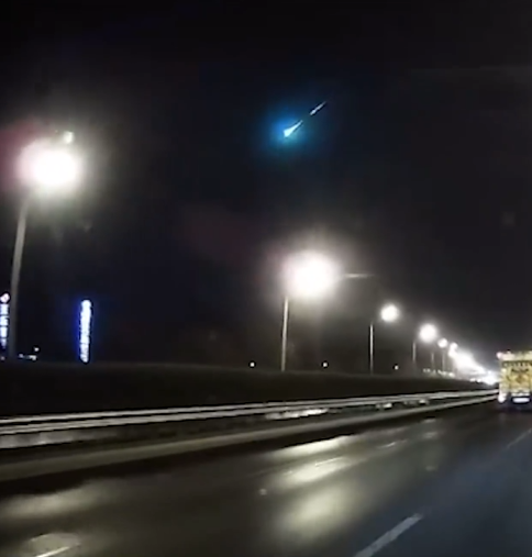 罕见!超级火流星划过北京夜空被拍下:彩色拖尾 爆裂闪光