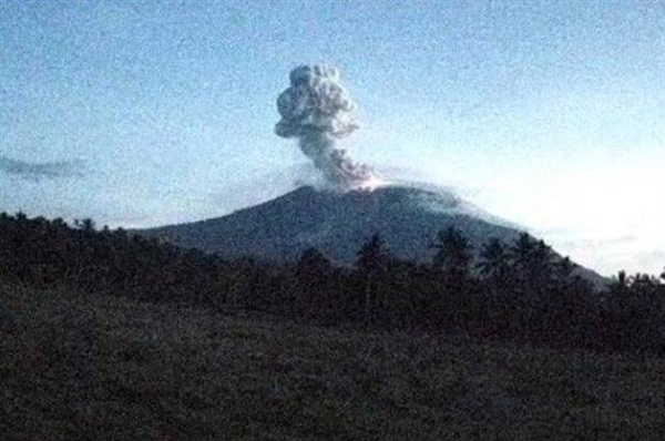 印尼伊布火山发生喷发：火山灰柱达1000米