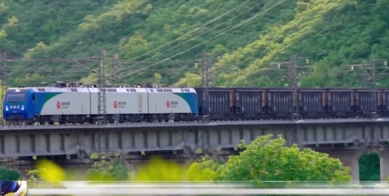 又一“巨无霸”!国产2万吨重载自动驾驶列车试验成功