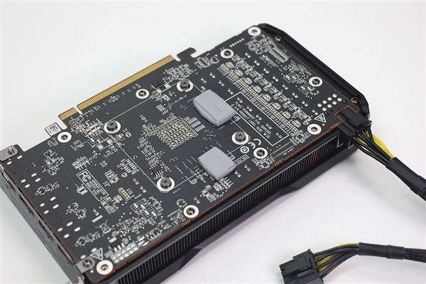 AMD RX 7600公版卡小翻车:6+2针电源线插不上