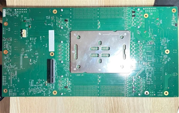 132大核、512小核?Intel LGA7529巨型接口新至强主板清晰曝光