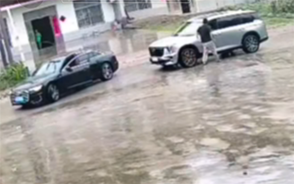 男子两次挥手示意仍被汽车溅了一身水 开车3分钟追上 女子：赔你1万