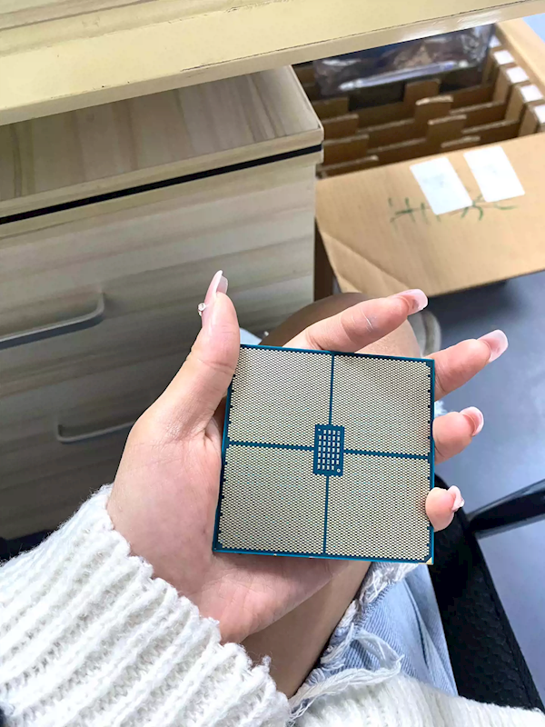 1254MB暴力缓存！AMD 96核心超级旗舰霄龙9684X实物首曝