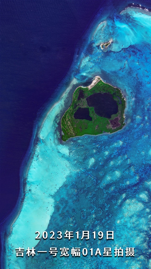 世界十大地质奇迹之一：卫星看145米深的伯利兹蓝洞