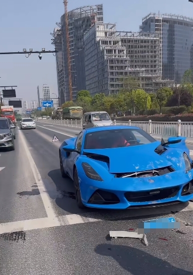 全国首例！小米SU7 Max遭路特斯跑车追尾：空气悬架气罐被撞掉