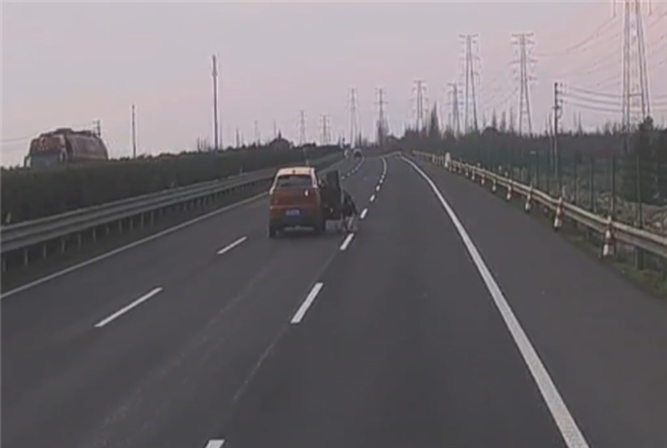 高速路上一觉醒来车在冒烟无人驾驶:副驾小伙慌忙跳车逃生