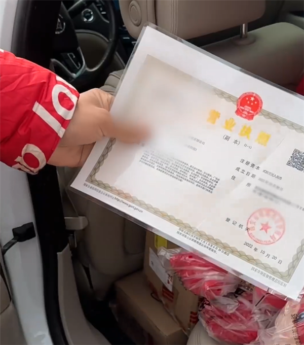 98年哥哥返乡给15个弟妹买一车礼物：塞满整个后备箱