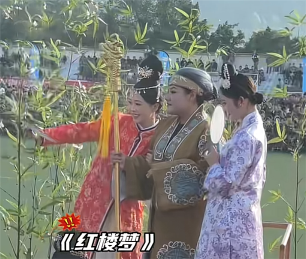 高校运动会上演《四大名著》 网友：整活儿还得看00后