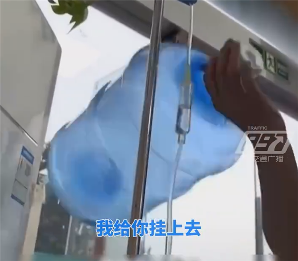 女子输液被拔针扎进水桶:系摆拍 已行拘