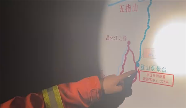 家长带三胞胎爬五指山 三大三小全被困：21小时才救出来