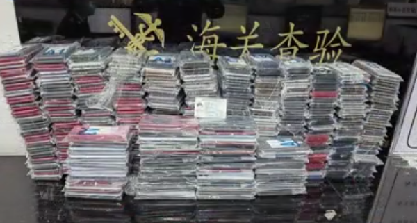 男子开车藏565台iPhone入境被查获!去年因带2375根内存条被罚