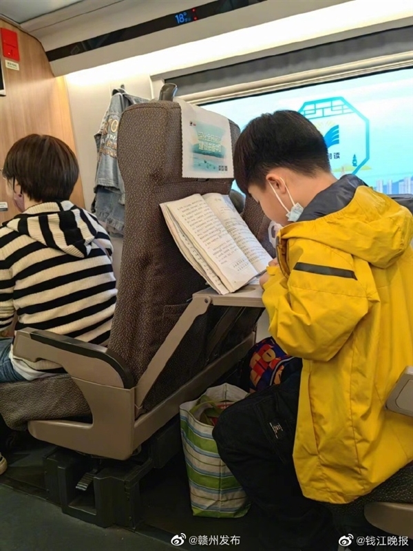 太拼!春假首日孩子们在高铁上刷卷子:杭州小学生还要霸占北京景点
