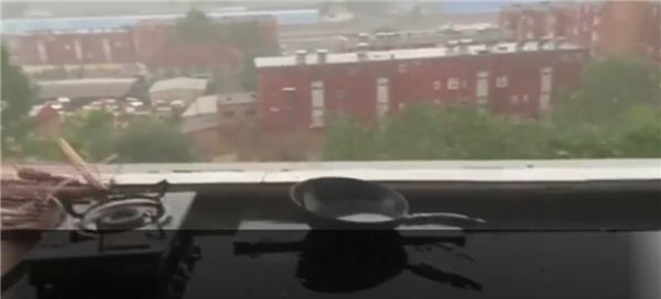河南局地大暴雨!女子家中厨房窗户被暴风雨整个吹掉:庆幸无人受伤