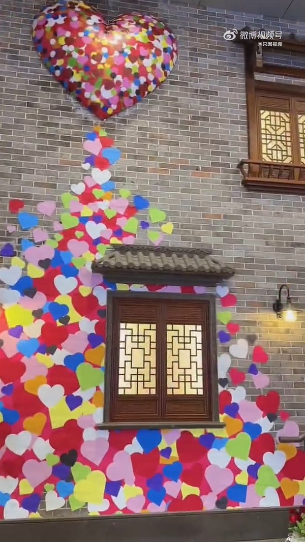 浪漫之极！杭州地铁口等地惊现玫瑰瀑布：情人节鲜花卖到1200元