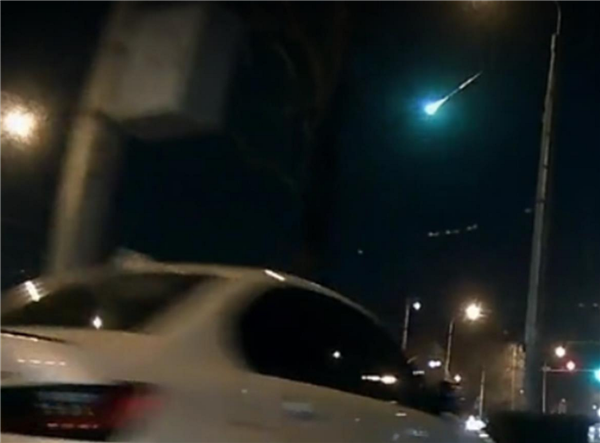 多地现不明飞行物 闪光时黑夜变白昼还有爆闪:专家揭秘是火流星