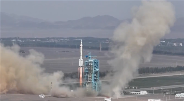 神舟十六号发射圆满成功:大红屏再次点亮
