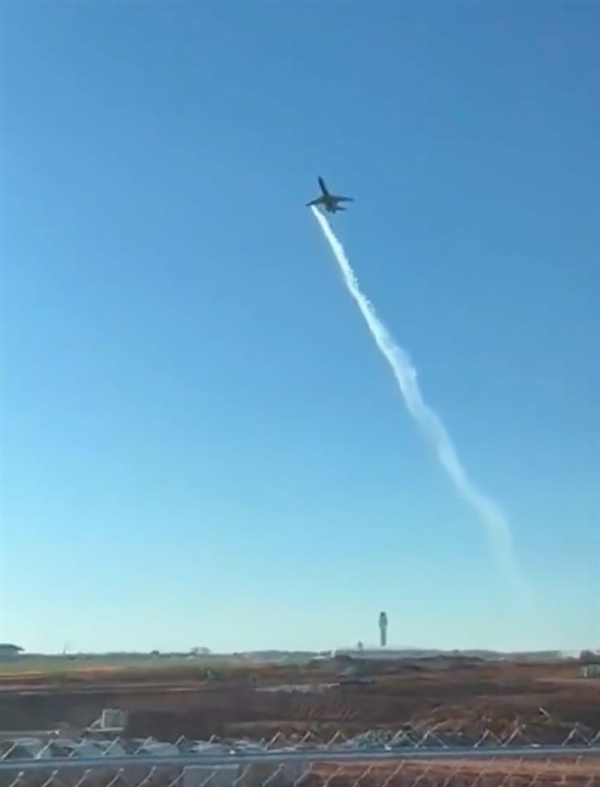 美国一波音717客机刚升空就大量漏油：空中划出一道悠长飞机线