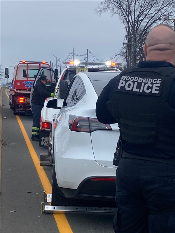 提车1周 一特斯拉高速上行驶时方向盘脱落：维修时还被收费