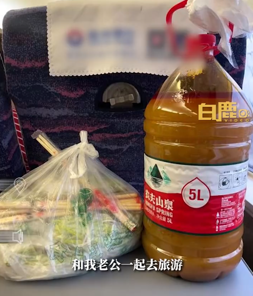 味道酸爽!女游客用5L水桶带螺蛳粉汤回广东 网友:居然能上高铁