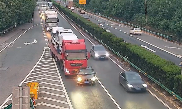 小车任性变道停高速路中间被货车追尾：屁股塌了还要负全责