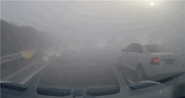 高速团雾有多可怕?视频车到眼前才看到前车