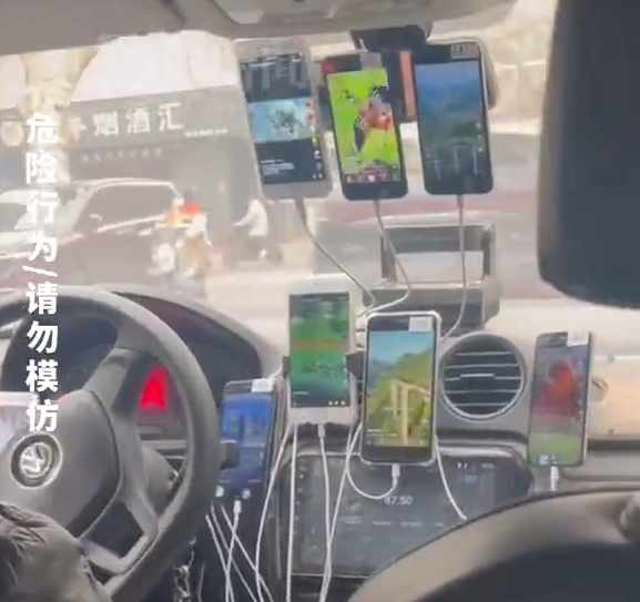 出租车放9部手机同时刷短视频!司机堵车不忘点赞 乘客后怕