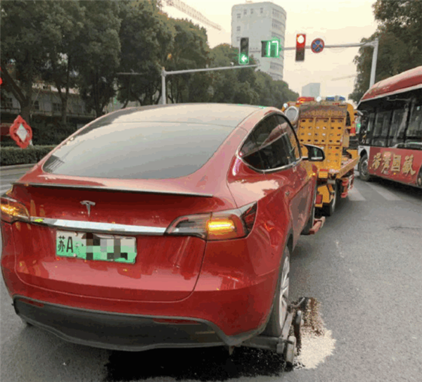 行驶中电机突然炸了 油漏一地！特斯拉车主：被围观了 真丢人