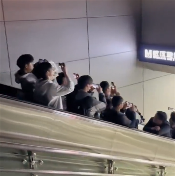 乘客出地铁黄鹤楼站的统一姿势：集体反站拍摄绝美夜景