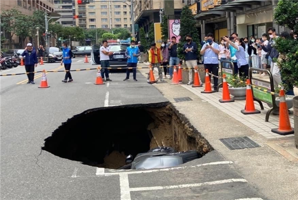 特斯拉Model Y地陷掉进坑里：保险不赔、小哥欲哭无泪