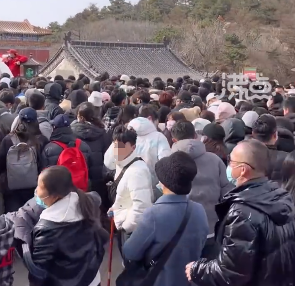 泰山游客爆满!从山脚堵到山顶 网友:熟悉的感觉回来了