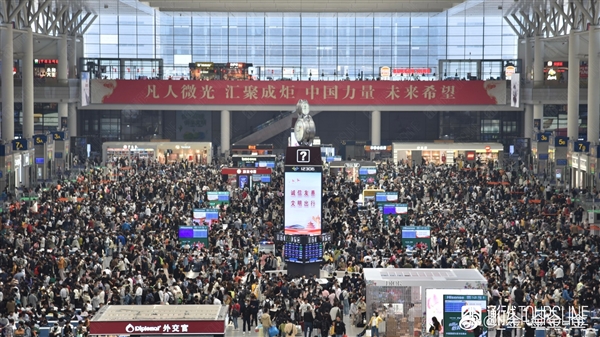 实拍假期首日火车站客流高峰:大排长队 堪比春运