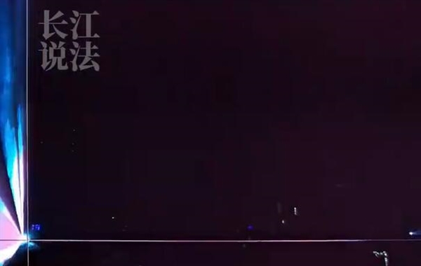 实惨!男子拍演唱会:激光导致手机摄像头直接报废