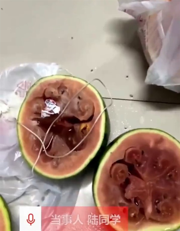 女生同情老人买5个西瓜切开发现全坏:画面很无语!科普如何挑瓜