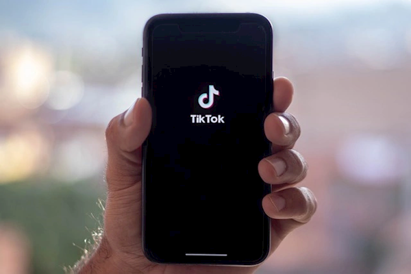 未成年人沉迷短视频得治 TikTok默认限制每天可刷一小时