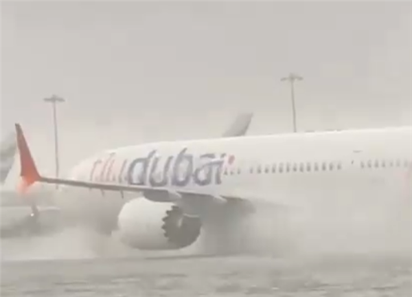 阿联酋经历75年来最大降雨 实拍迪拜国际机场成水上机场