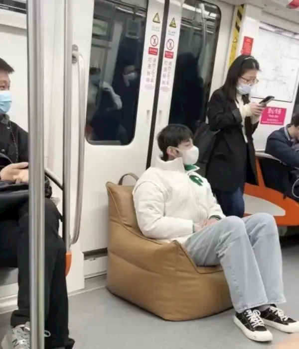 杭州一男子坐地铁自带沙发 怎么过的安检?地铁回应