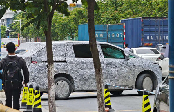 专为年轻人而来?何小鹏预告小鹏全新车型X9:“年轻态”MPV