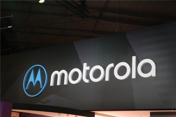 首款采用潘通2024年代表色的手机！moto razr 40