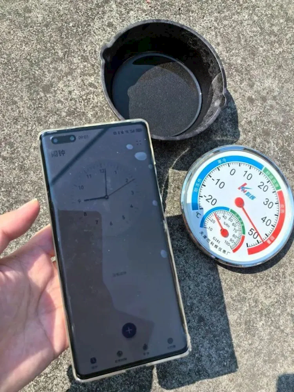 杭州超40℃高温热到离谱 车内ETC都晒化变形了