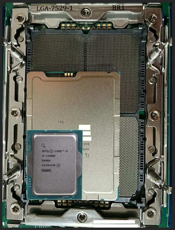 132大核、512小核?Intel LGA7529巨型接口新至强主板清晰曝光