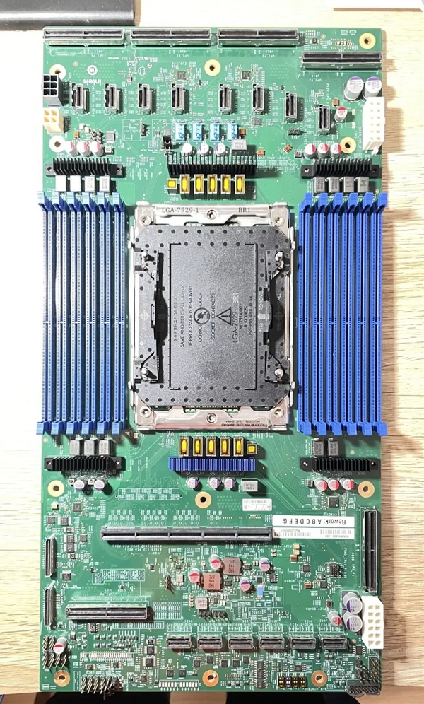 132大核、512小核?Intel LGA7529巨型接口新至强主板清晰曝光
