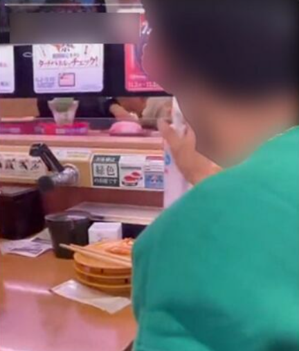 素质差到家!日本有人向传送带上寿司喷酒精 还有人吐口水、舔公共勺子