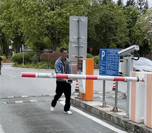 停车场闸机防骗能力太弱鸡:博主实测一部手机、一张纸均可通行