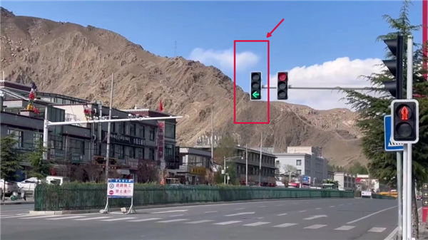 拉萨一路口红绿灯只有3秒?“飙车”才能过 已延长至15秒
