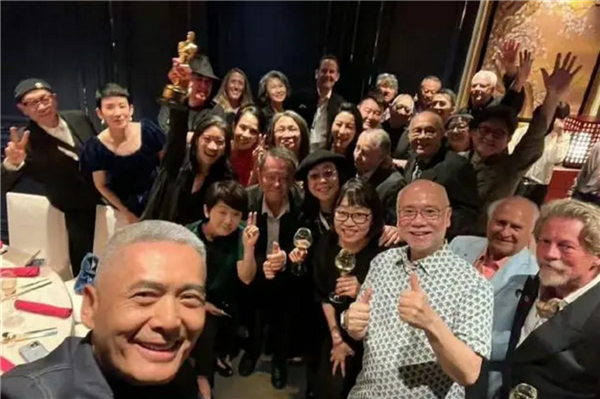 首位华裔奥斯卡影后!杨紫琼携小金人请香港电影人吃饭 周润发甄子丹等到场