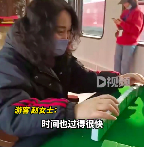 女子乘火车遇麻将专列生意火爆 还能K歌引围观：网友直呼想买站票