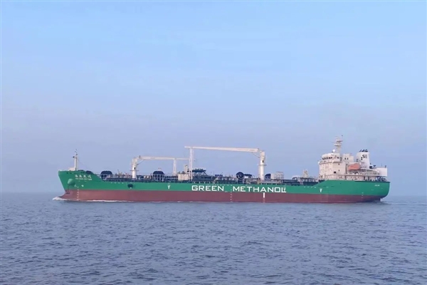 世界最大、国内第一艘投运的甲醇加注船驶抵上海港：船长139.