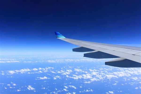 国泰航空一客机多处漏水停飞延误：机身多处滴水、喷水