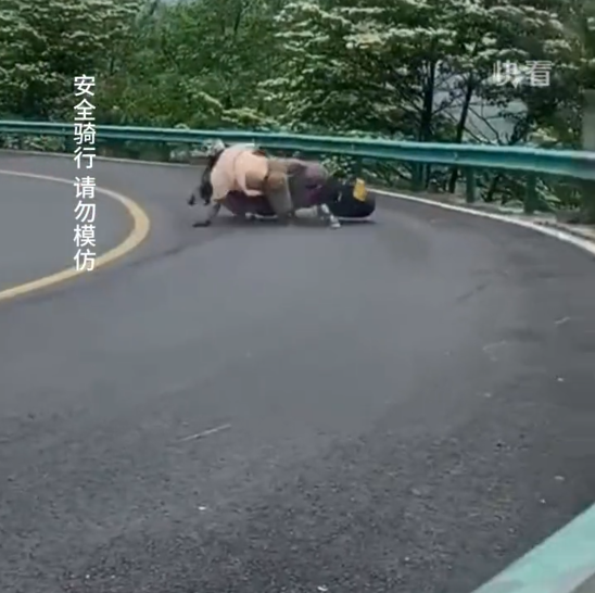 男子骑摩托车山路压弯失误跌落山坡:车刹住了人没刹住