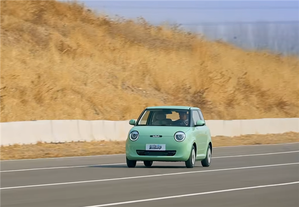 5万元小车谁加速快?长安糯玉米零百22秒 秒杀宏光MINI EV